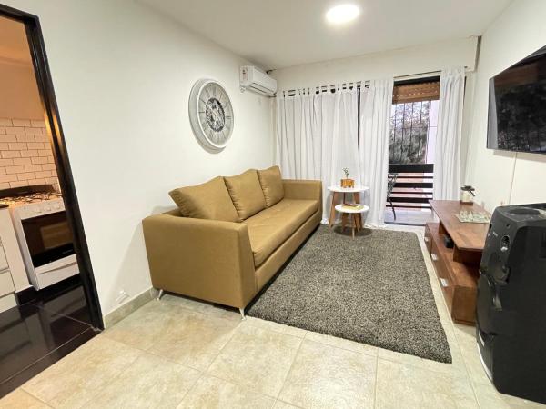 sala de estar con sofá y mesa en Hermoso y amplio departamento amoblado en Salta