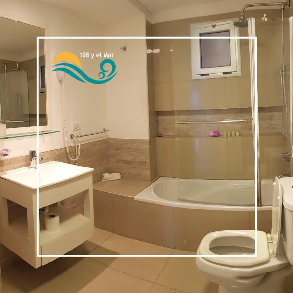 un baño con bañera y aseo y aseo en el 108 y El Mar de Villa Gesell