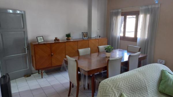 comedor con mesa de madera y sillas en Departamento amplio - Mendoza Centro en Mendoza