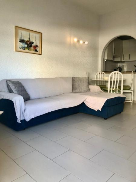 un sofá grande en una habitación con cocina en Skol Block C, en Marbella