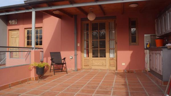 Casa rosa con puerta en el patio en Departamentos enteros en Palermo Hollywood en Buenos Aires