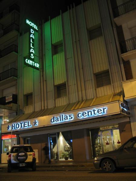 un hotel llamado calidas center en frente de un edificio en Hotel Dallas Center en Mar del Plata