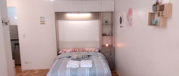Habitación pequeña con cama y toallas. en Comfortable Equipped Studio, Strategic Location in Palermo - Amplio Monoambiente en Palermo en Buenos Aires