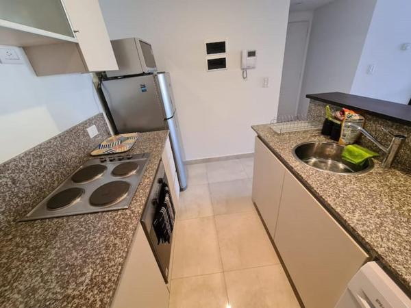 una pequeña cocina con fregadero y refrigerador. en Deluxe Apartment in excellent location en Buenos Aires