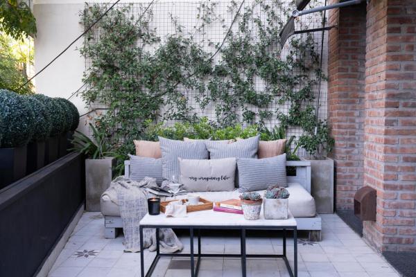un patio con sofá y mesa con plantas en Casa Chic Palermo Soho, en Buenos Aires