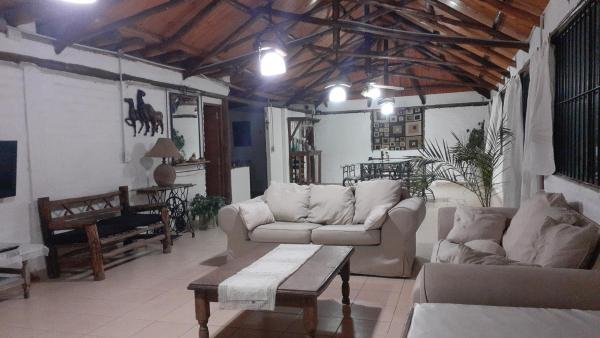 sala de estar con sofá y mesa de centro en Cabañas Lugar Escondido en Mendoza