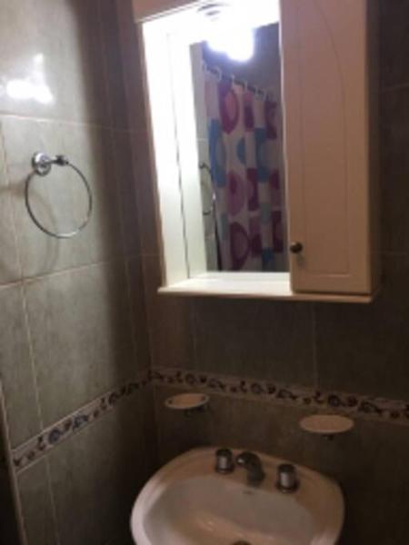 y baño con lavabo y espejo. en MONOAMBIENTE CENTRICO AMOBLADO en San Juan