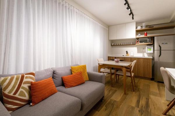 Zona habitable de un piso recientemente reformado, tranquilo y con infraestructura de ocio en Vila Madalena