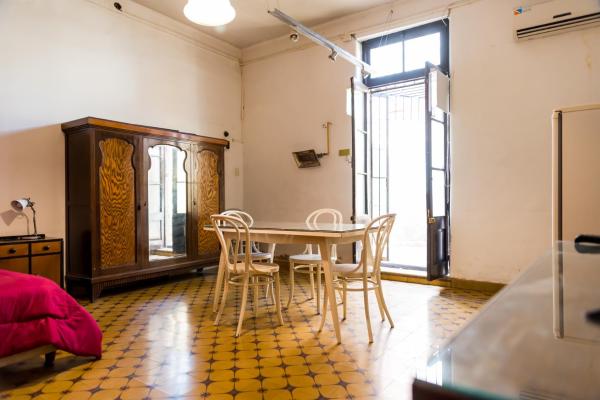 comedor con mesa y sillas en Alojamiento Aloja N1 en Mendoza