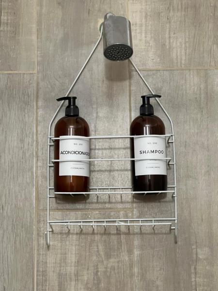 dos botellas de jabón en un estante en un baño en BELGRANO, DEPARTAMENTO DE DOS PLANTAS en Buenos Aires