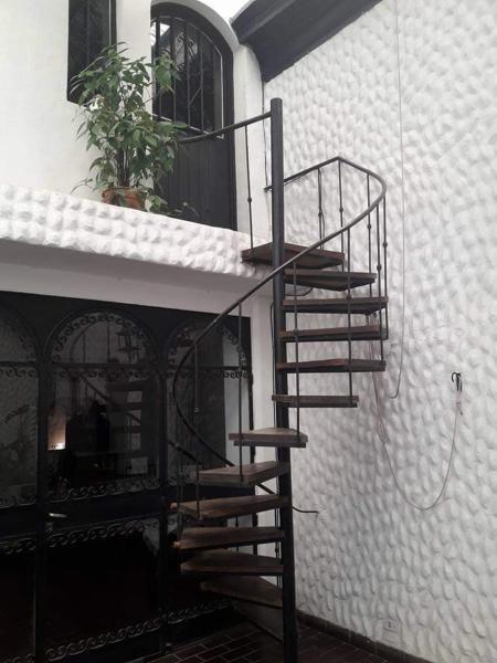 una escalera de caracol en un edificio con una planta en Casa de Oda en Salta