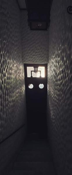 un pasillo oscuro con una puerta y una ventana en Casa de Oda en Salta
