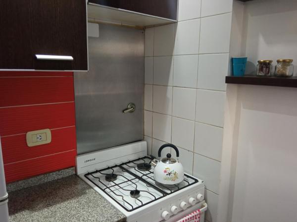 y cocina con hervidor de agua y fogones. en Duplex del Cid en Buenos Aires