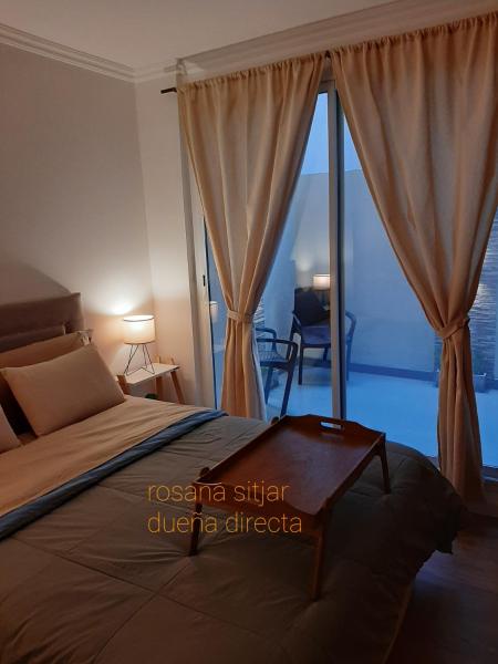 1 dormitorio con cama y ventana grande en Departamento zona plaza Colon en Mar del Plata