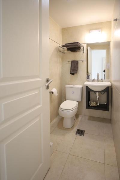 a bathroom with a toilet and a sink at Departamento en Amarras in Santa Fe