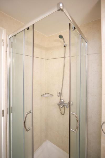 a shower with a glass door in a bathroom at Departamento en Amarras in Santa Fe