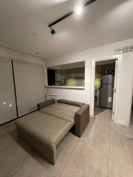 1 dormitorio con 1 cama en una habitación en Departamento Moderno - Equipado y Con Cochera Privada en Mar del Plata