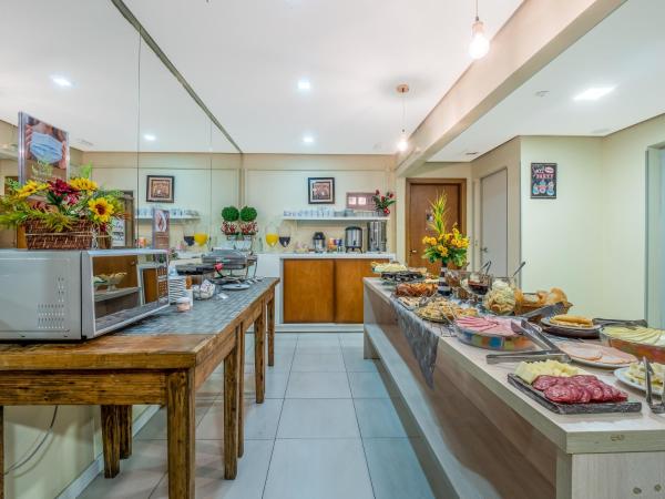 Un restaurante o sitio para comer en Alameda Alegra Hotel