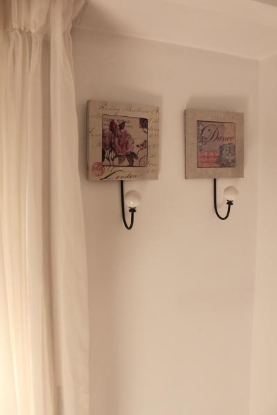 dos toallas en una pared junto a una cortina en AMENABAR SUITES en Buenos Aires