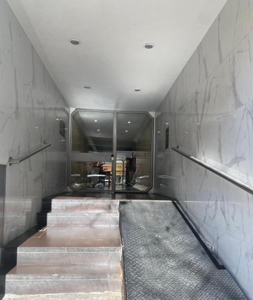 una escalera en un edificio con paredes de mármol en Comfortable studio in heart of Recoleta en Buenos Aires