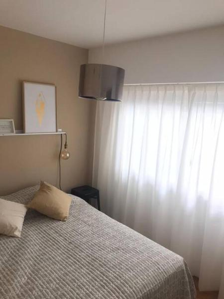 1 dormitorio con 1 cama y una ventana con cortinas blancas en El lugar en Palermo Chico en Buenos Aires