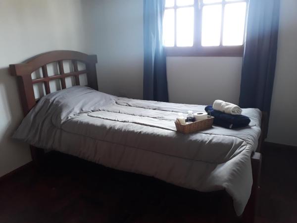 Una cama con una cesta con una ventana en Habitacion privada en hermosa casa centrica de Ciudad en Mendoza