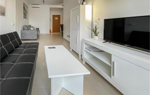 Una televisión o centro de entretenimiento en Beautiful apartment in Estepona with 2 Bedrooms and WiFi