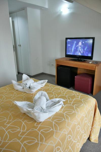 una habitación de hotel con dos camas con toallas en Belmar en Villa Gesell
