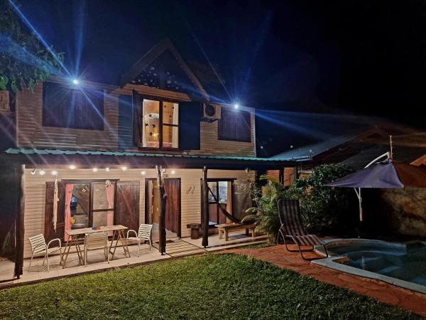 una casa con patio y piscina por la noche en La Morada del Sol en Puerto Iguazú