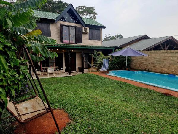 una casa con un patio con piscina en La Morada del Sol en Puerto Iguazú