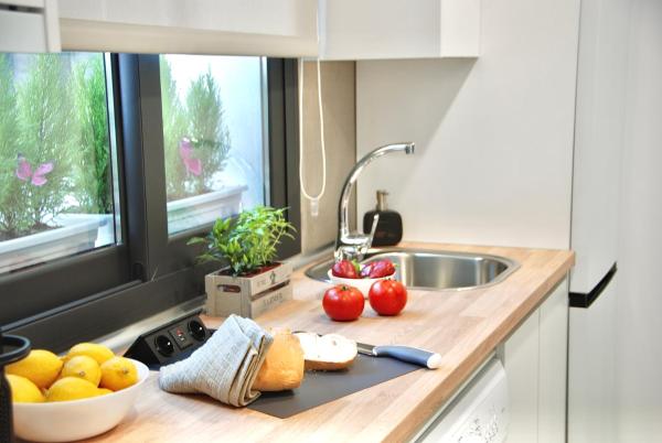 Una cocina o zona de cocina en SANTA MARÍA APARTMENT Precioso apartamento en el centro de Granada - Parking gratuito