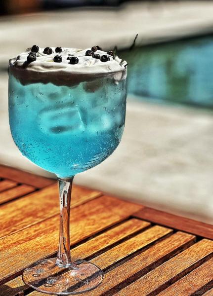 una bebida azul en un vaso sobre una mesa de madera en Hotel Be Loft Lounge, en Río de Janeiro