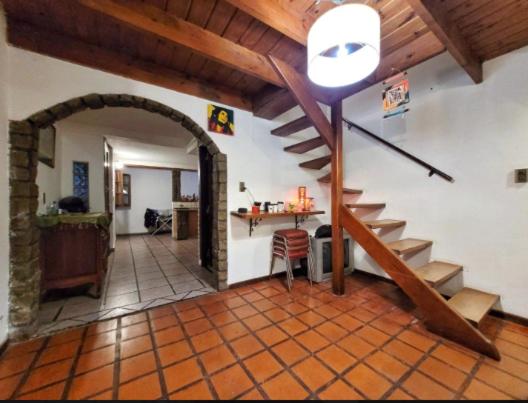 una sala de estar con una escalera en una casa en Apartamento duplex 2 plantas, para 5 Personas en Mar del Plata