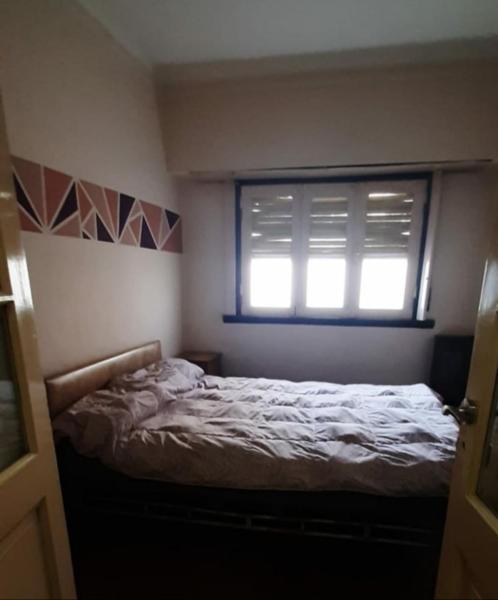 1 dormitorio con cama y ventana en Hostal Summer Mayo MDP en Mar del Plata