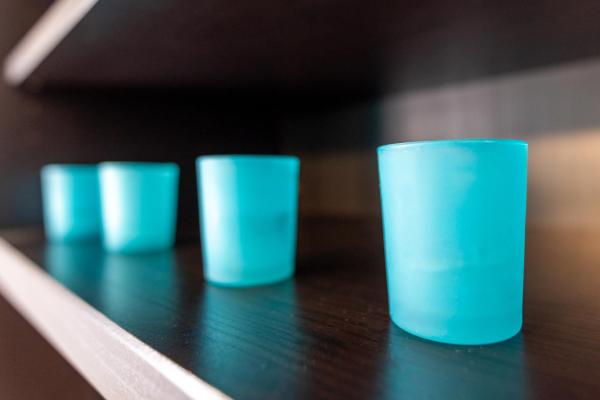 una fila de tazas azules sentadas en una mesa en San Miguel Centro, en Torremolinos