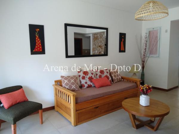sala de estar con sofá y silla en Arena de Mar - Dpto D en Mar de las Pampas