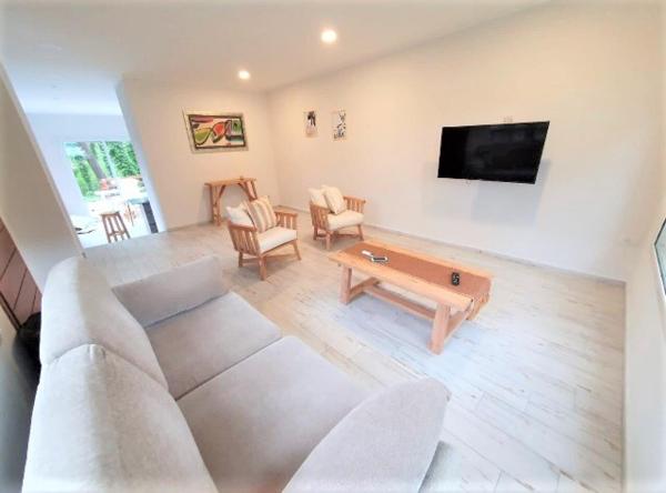 sala de estar con sofá y mesa de centro en EL PINAR CASA DE PLAYA en Balneario Mar Azul