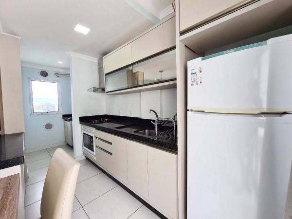 Una cocina o zona de cocina en Cobertura Duplex centro de Bombinhas com 03 suites e a poucos metros da Praia de Quatro Ilhas