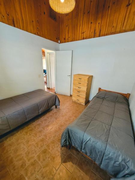 1 dormitorio con 2 camas y techo de madera en Los Manzanos en San Martín de los Andes