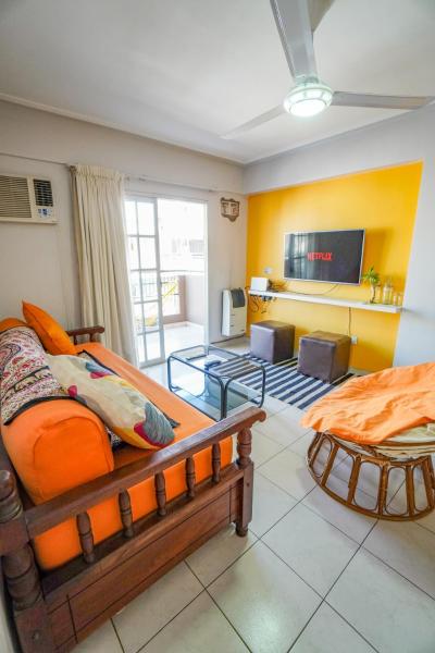 1 dormitorio con 1 cama y sala de estar en Rent for Days II - Top Centro en San Miguel de Tucumán