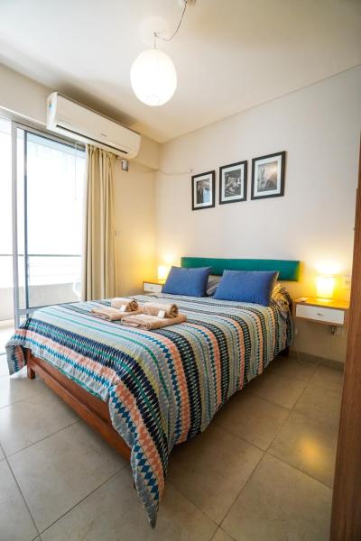 un dormitorio con una cama con un gato sobre ella en Rent for Days en San Miguel de Tucumán