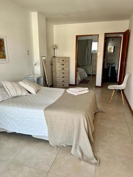 Un dormitorio con una cama grande con una manta. en Departamento tranquilo completamente equipado en Salta