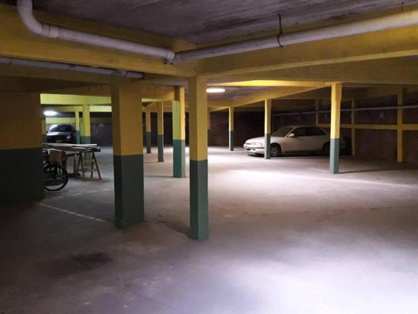 un estacionamiento vacío con coches aparcados en IEMANJA Depto Villa Gesell en Villa Gesell