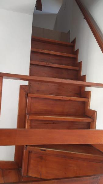 un conjunto de escaleras de madera en una casa en Faro departamento lujoso en Mar del Plata