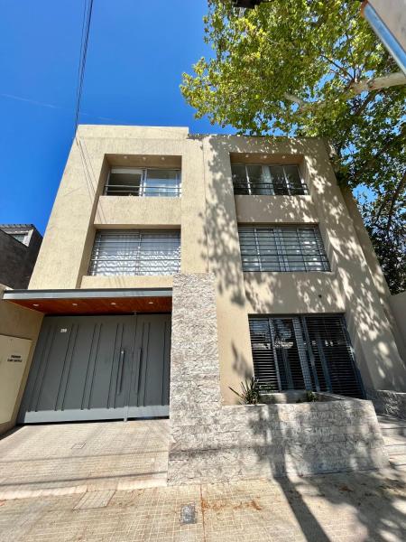 una imagen de una casa con garaje en Hermoso Departamento Zona Residencial Mendoza en Mendoza