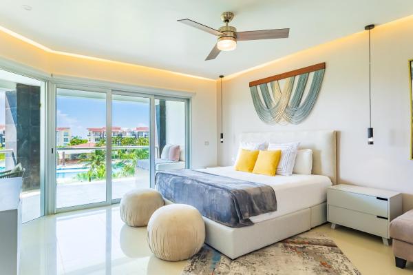 1 dormitorio con 1 cama y balcón en Casa Brisas apts, en Playa del Carmen