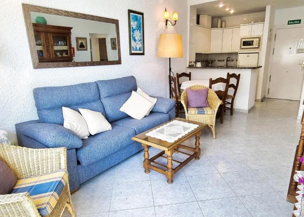 sala de estar con sofá azul y mesa en Skol 440. Nice 1 Bed Apartment with Sea Views in Marbella centre., en Marbella