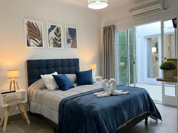 Un dormitorio con una cama con un cisne blanco. en Hermosa casa estilo nórdico en tranquilo barrio céntrico en Mendoza