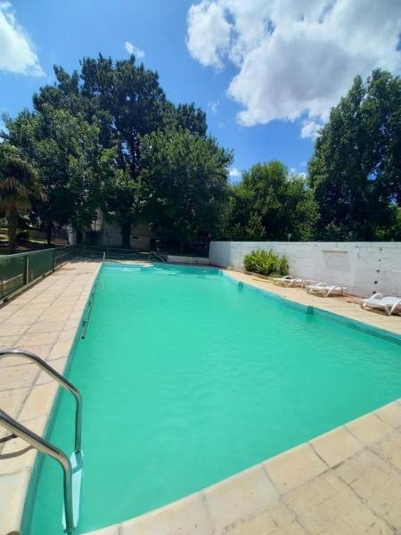 una gran piscina de agua azul en HOTEL OLIVIA, en Mina Clavero