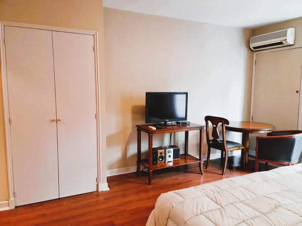 1 dormitorio con 1 cama y 1 mesa con TV en Estudio / monoambiente ubicación privilegiada en Mendoza